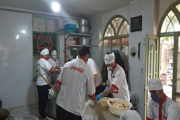 طبخ و توزیع 700 پرس غذای نذری در روستای مهمانک