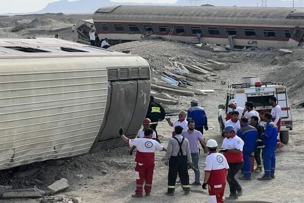 حادثه قطار در طبس با ۲۱ فوتی و ۸۷ مصدوم/ دستور رییس جمهور برای پیگیری علت حادثه