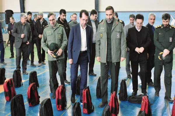 آیین توزیع بسته&zwnj;های لوازم&zwnj;التحریر بانک سپه به دانش&zwnj;آموزان کم&zwnj;برخوردار