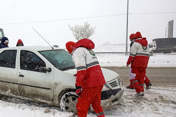 امدادرسانی هلال&zwnj;احمربه ۴۰۰ نفر و ۱۱۳ خودروی گرفتار در برف