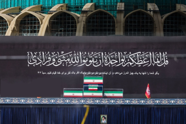 آیت&zwnj;الله سبحانی بر پیکر مطهر رهبر شهید انقلاب اقامه نماز می&zwnj;کنند