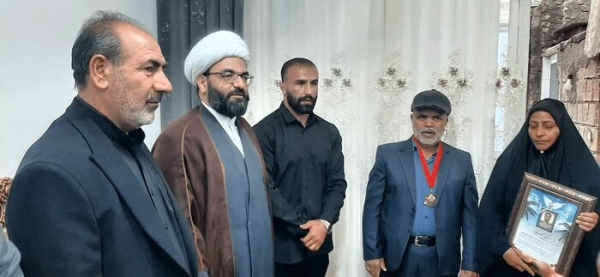 اهدای مدال کشتی گیر لرستانی به خانواده شهید جنگ رمضان